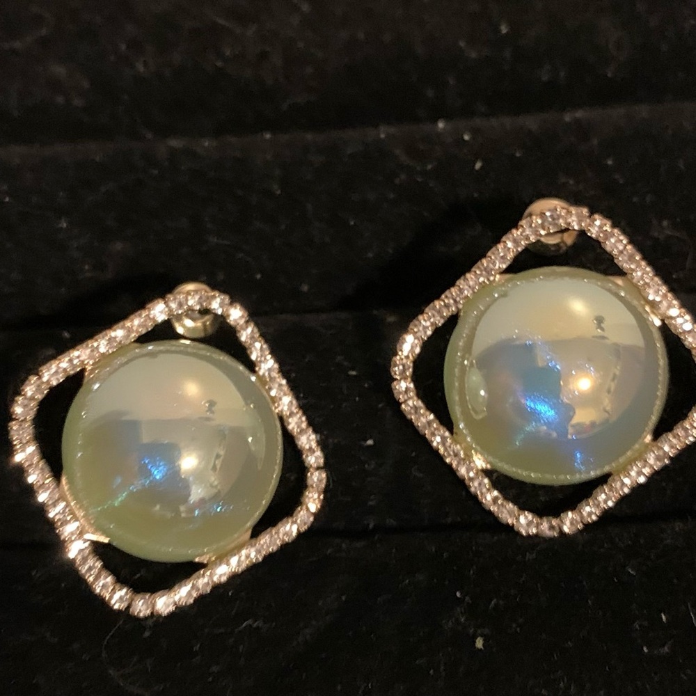 Elegant Light green similar Pearl and Gold Fashion Earrings